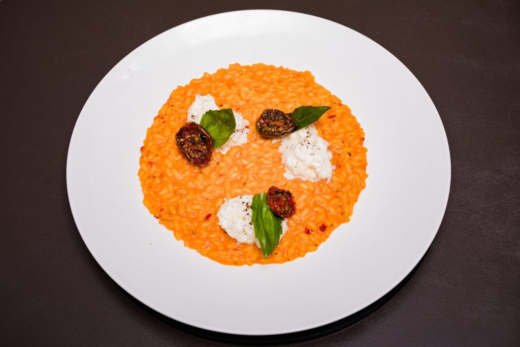 Risotto al pomodoro con burrata e pomodorini confit