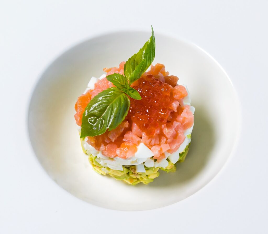 Tartare de truite avec avocat et riz