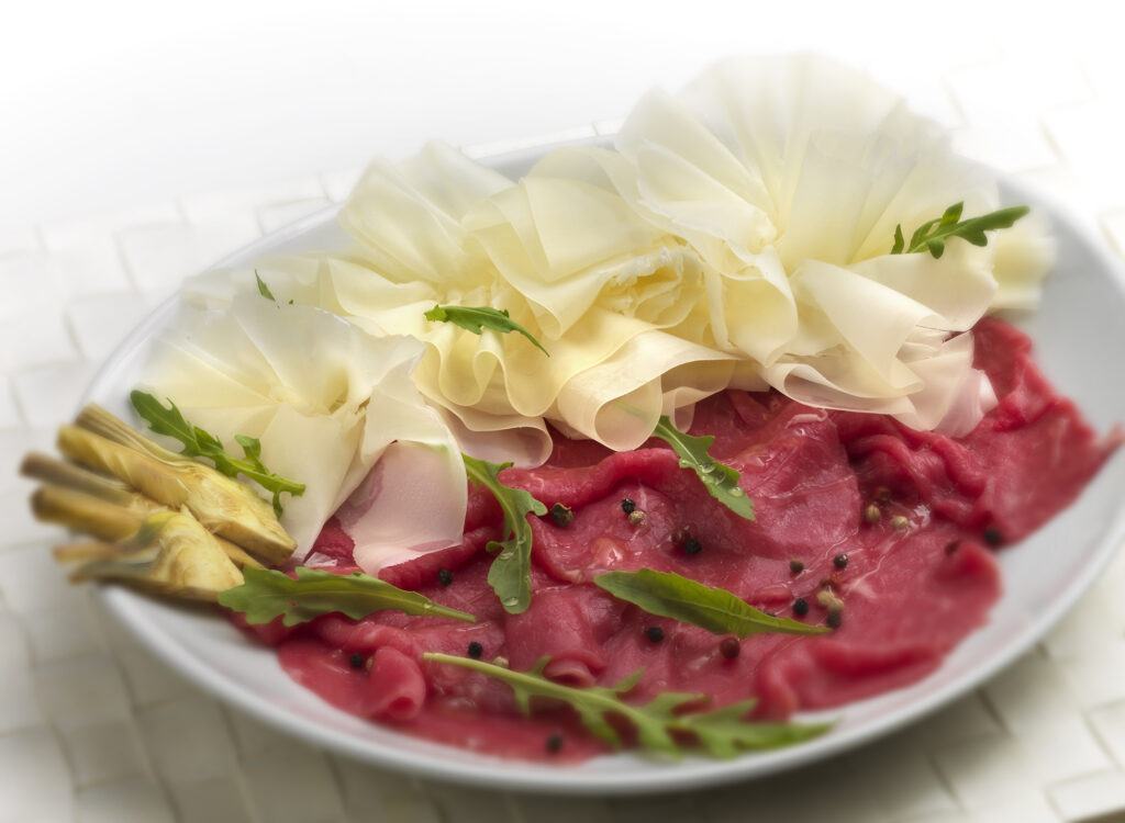 Carpaccio di carne salada con Sfoglia di Grana Padano