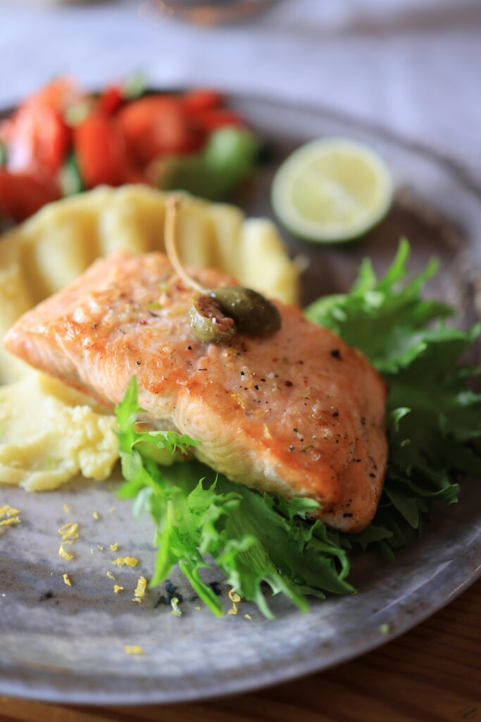 Filet de truite saumonée sur un lit de purée de pommes de terre