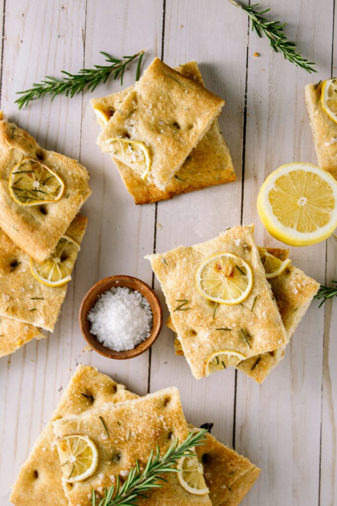 Focaccia avec citron et romarin