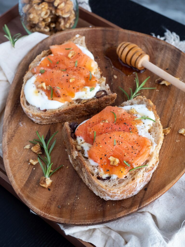 Crostini con squacquerone e trota salmonata