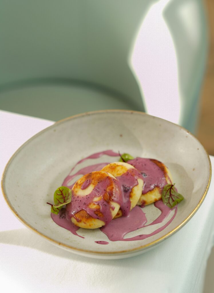 Gnocchi alla romana con pesto di barbabietola