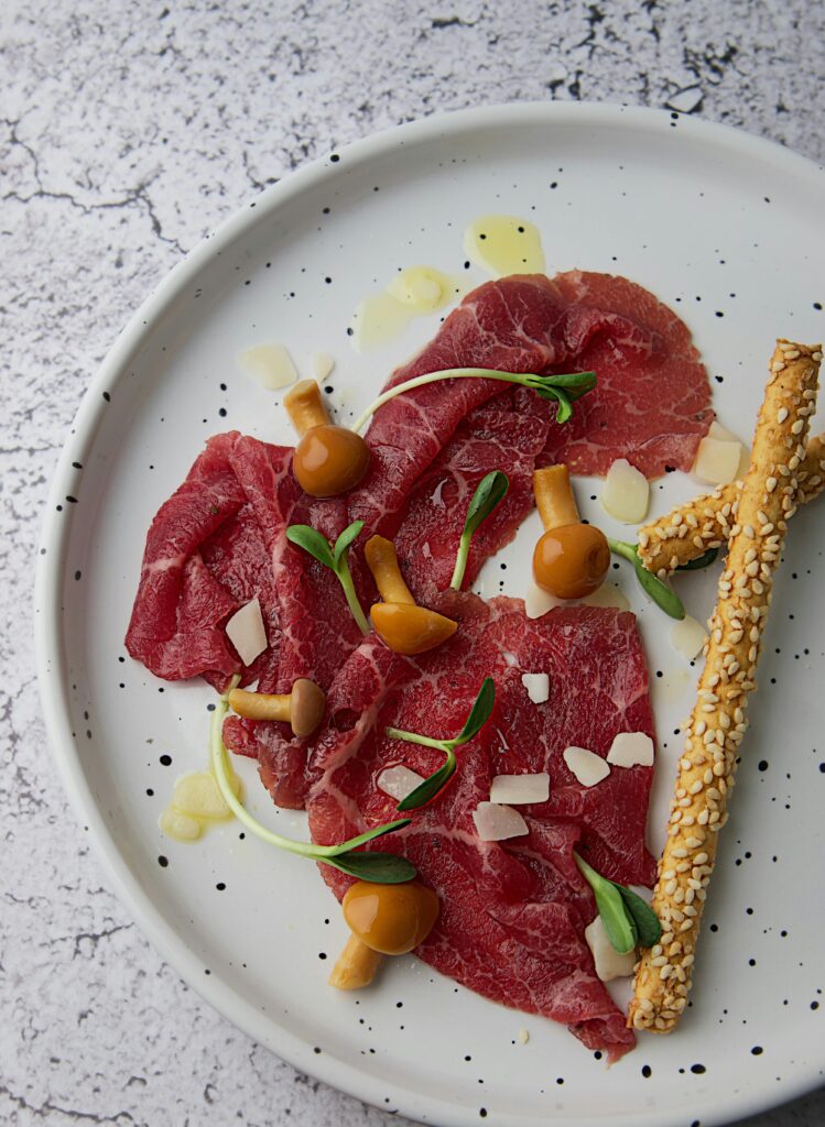 Carne Salada con scaglie di Grana Padano e funghi