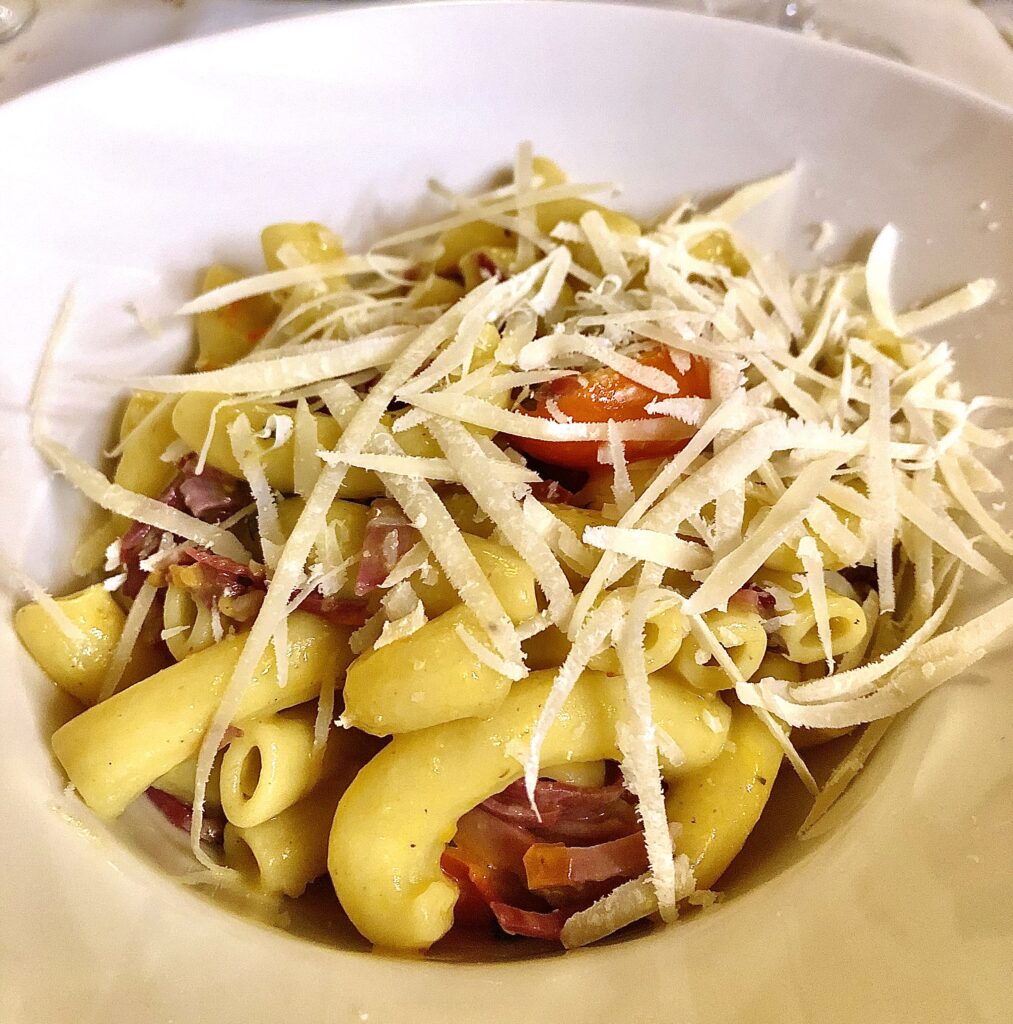 Maccheroni con pancetta, pomodorini e ricotta salata